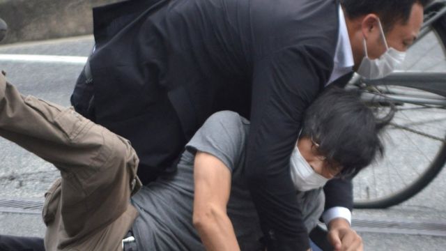 Un hombre, que se cree que es sospechoso de disparar al primer ministro japonés Shinzo Abe, es retenido por agentes de policía en la estación Yamato Saidaiji en Nara.