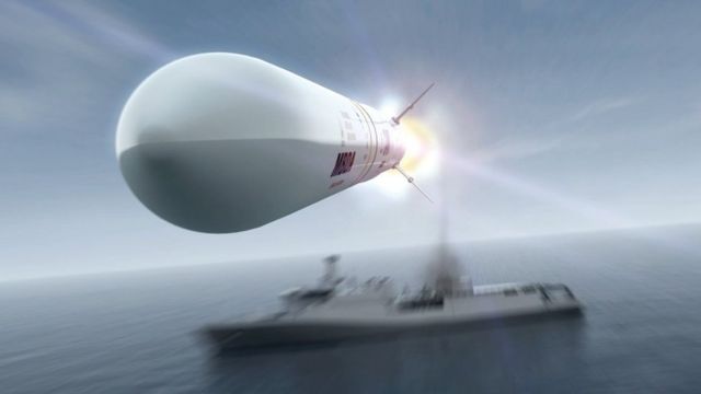 Image d'un lancement de fusée depuis un navire