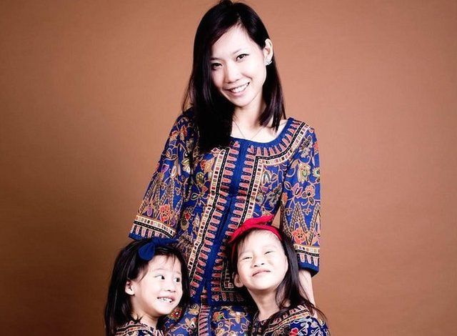 Эшли Хонг и две ее дочери.