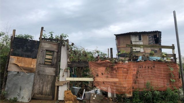 Barraco de madeira em comunidade na zona sul de São Paulo