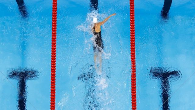 Hosszu rompe el récord mundial y olímpico de 400 metros combinados.