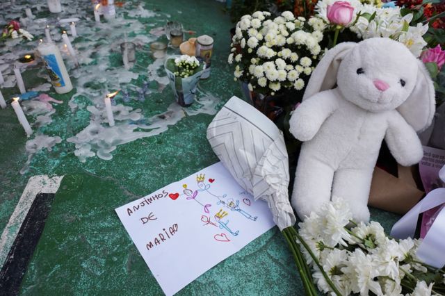 Homenagens deixadas em frente a escola após ataque em Blumenal