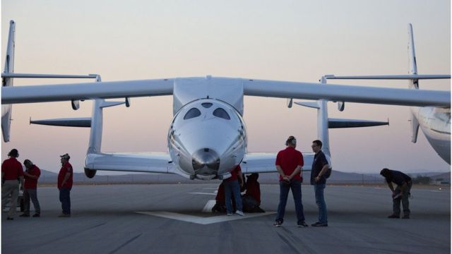 Virgin Galactic Enterprise prepares for a test flight in the Mojave Desert (29/4/2013)