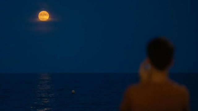 İspanya Alicante'de fenomeni fotoğraflayan bir kişi