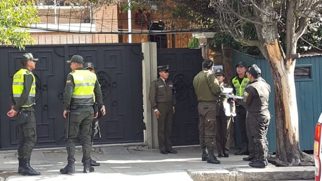 Policías en el exterior de la embajada de México en Bolivia