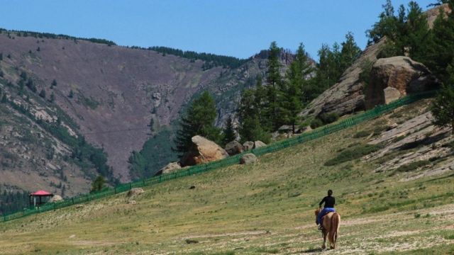 Una persona a caballo en las montañas mongolesas