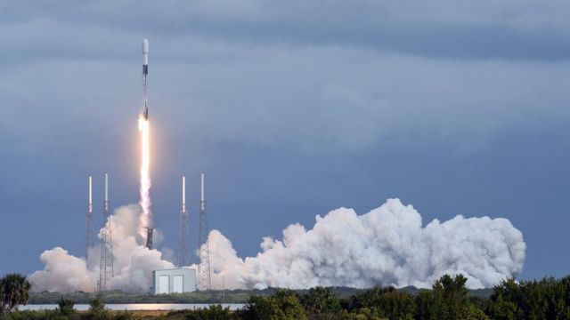 “一箭143星”任务为SpaceX猎鹰九号可回收火箭刷新里程碑。(photo:BBC)