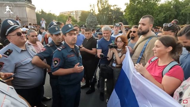 پلیس از راهپیمایی طرفداری از اوکراین با‌ وجود مجوز قبلی جلوگیری می‌کند
