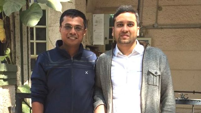 कोरमंगला में अपने पहले दफ़्तर के बाहर खड़े सचिन और बिन्नी