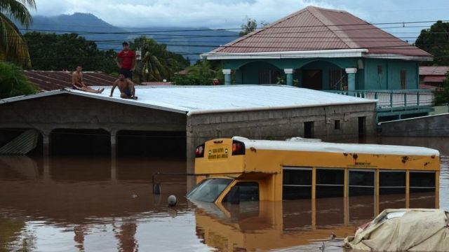 Personas atrapadas en tejado en Honduras