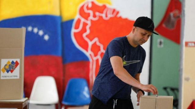 Homem votando em local de votação