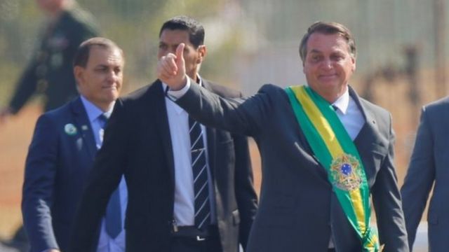 Bolsonaro acena a poiadores