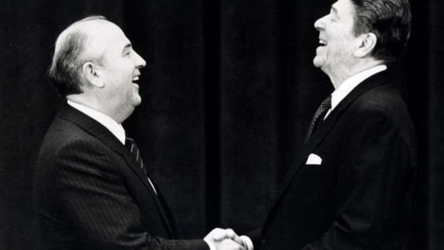 戈尔巴乔夫与美国总统里根握手。苏联与美国关系缓和，冷战走向结束。(photo:BBC)