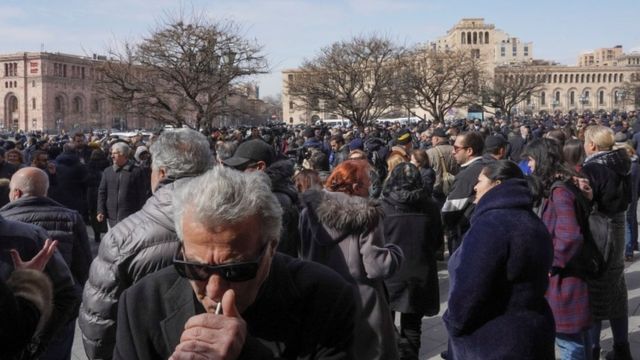 Paşinyan'ın destekçileri çağrısı üzerine başkentin merkezinde toplandı