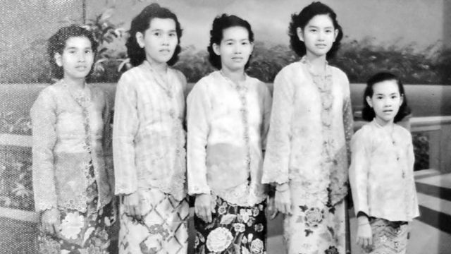 Perempuan peranakan menggunakan kebaya pada 1950-an