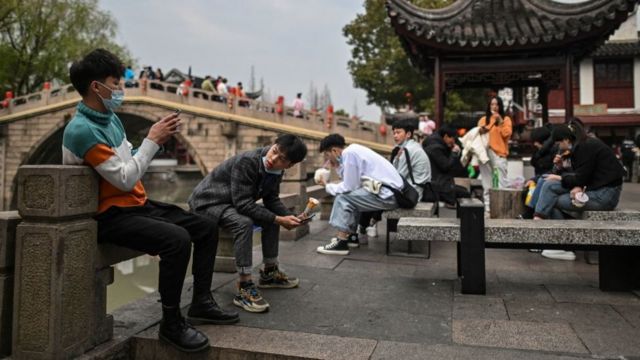 Gente hace turismo en Shangai
