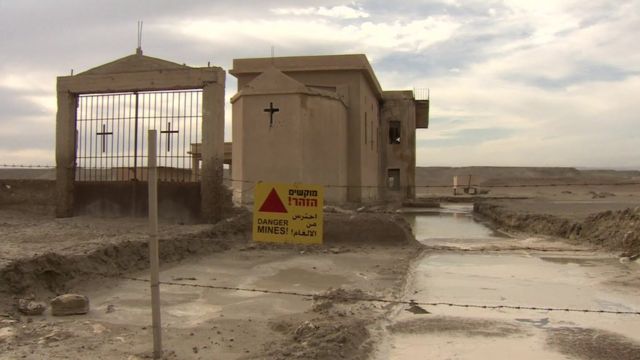 تعمل جمعية هالو تراست البريطانية على إزالة الألغام في منطقة المغطس