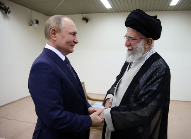 عکس دست‌دادن رهبران دو کشور توسط وب‌سایت آیت‌الله خامنه‌ای منتشر شده