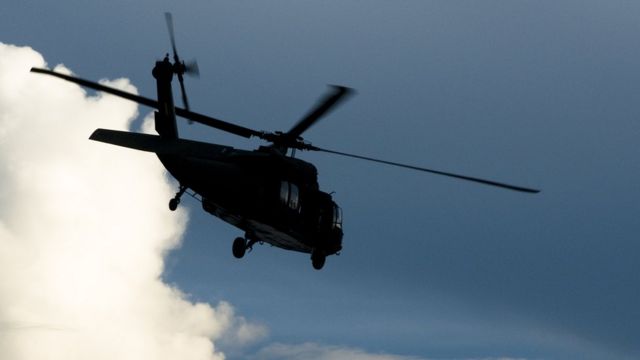 Helicópteros foram usados na busca por Lázaro Barbosa, e uma aeronave também precisou ser usada para levar policial baleado em tiroteio - Getty Images