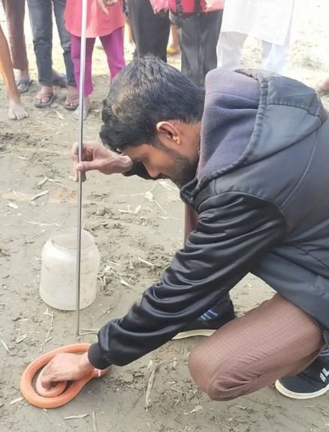 ব্যান্ডেজসহ প্রাথমিক চিকিৎসা দেন মো. শহীদুল ইসলাম