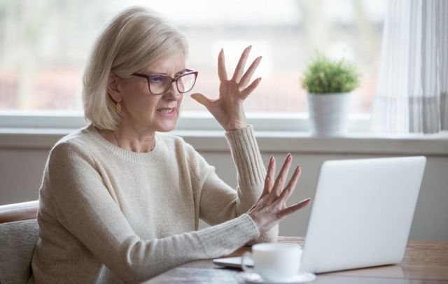 Mujer brava con lo que ve en la computadora