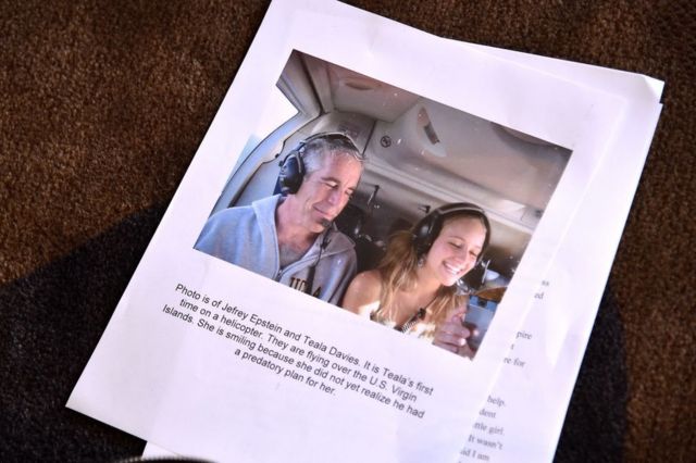 Una foto de Jeffrey Epstein con Teala Davies circula durante una rueda de prensa en el Lotte New York Palace el 21 de noviembre de 2019.