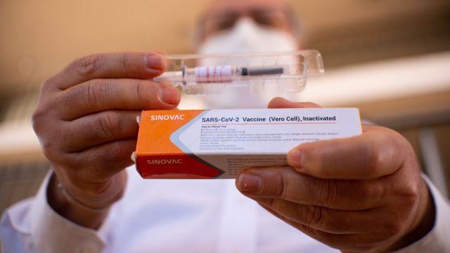 Vacuna contra el coronavirus: Brasil interrumpe las pruebas de la vacuna  china de Sinovac por un incidente adverso &quot;grave&quot; - BBC News Mundo