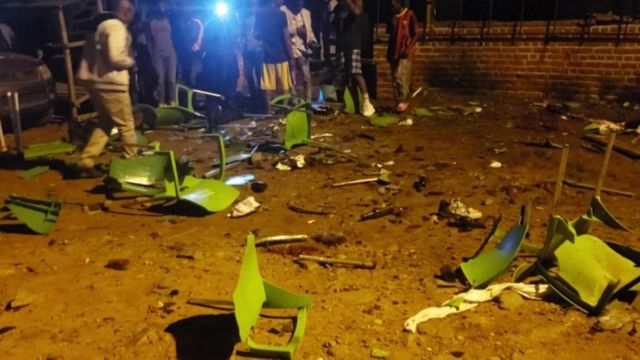 scène après l'attentat dans un restaurant à Beni
