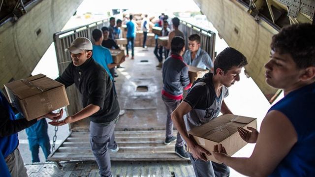 Vikosi vya jeshi la Urusi vikishusha shehena ya chakula Syria