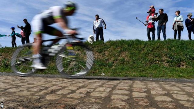 Un ciclista en un tramo de adoquines en la carrera Paris-Roubaix.