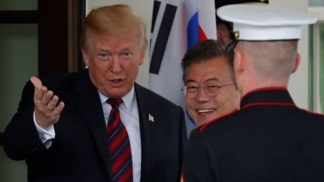 Perezida Trump na Perezida wa Korea yepfo (iburyo).