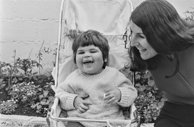Shirley Nolan junto a su hijo Anthony.