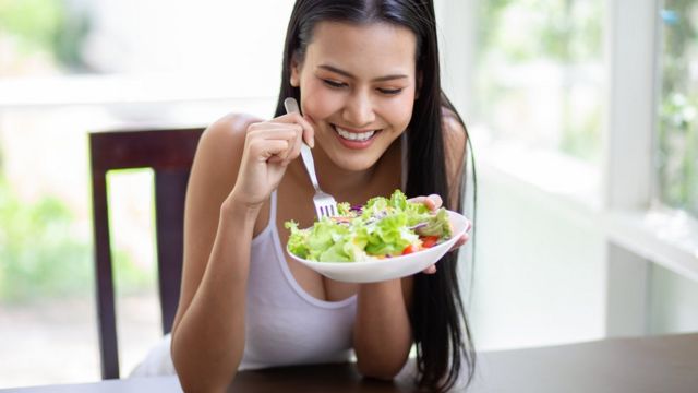 Mujer comiendo ensalada