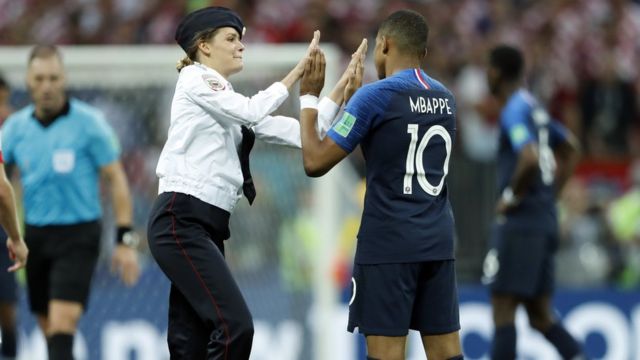 Mujer saluda a jugador francés dutrante la final de Rusia.