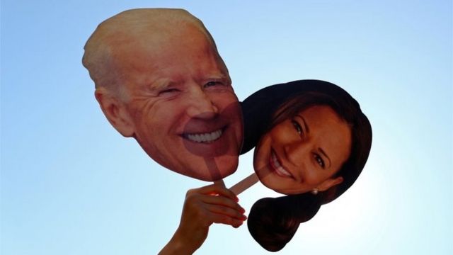 Rostos de papelão de Biden e Harris
