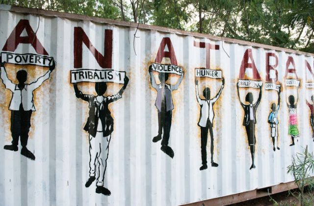 Mkusanyiko wa michoro ya Ana Taban (kutoka neno la kiarabu "nimechoka") linatokana na jina la vuguvugu la kuunga amani mkono Syria.