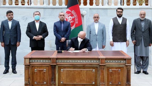 Afgan Devlet Başkanı Eşref Gani, 400 Taliban tutuklusunun serbest bırakılması için anlaşmayı imzaladı.