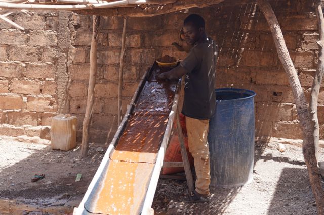 Un orpailleur de Bantaco extrait l'or via un procédé artisanal. 