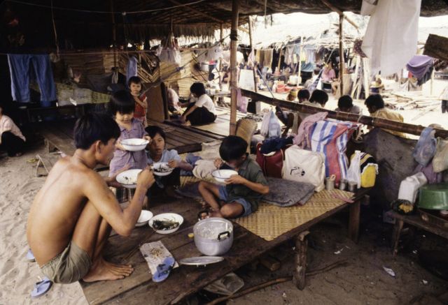 Cảnh gia đình thuyền nhân Việt Nam tại trại tị nạn Songkhla