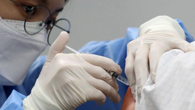 지난달 18일 서울 영등포구 코로나19 예방접종센터에서 의료진이 시민에게 백신을 접종하고 있다