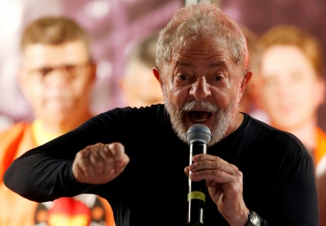 Lula em comício em Curitiba