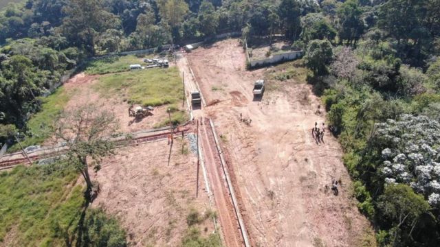 Área desmatada em meio a floresta