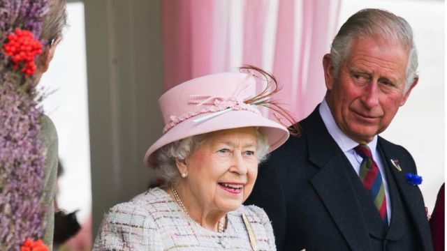 A rainha Elizabeth 2ª, falecida em setembro de 2022, e seu filho Charles 3º, que a sucedeu
