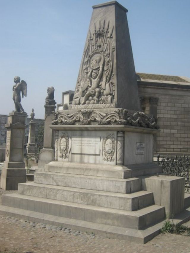 Tumba de Agustín Gamarra en el Cementerio Presbítero Matías Maestro de Lima, Perú.