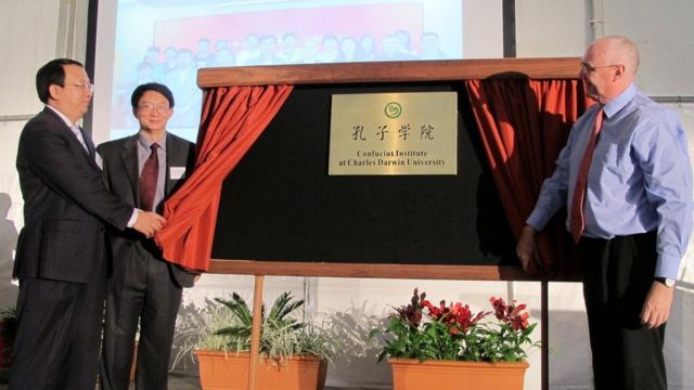 澳大利亞查爾斯·達爾文大學、中國安徽師範大學和海南大學合作舉辦孔子學院。圖為2012年中澳三校校長揭牌儀式。