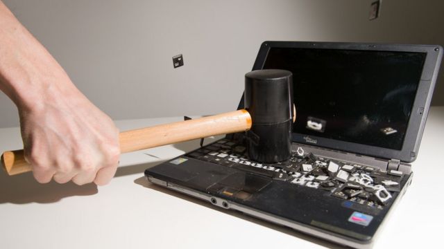 Persona rompe una computadora