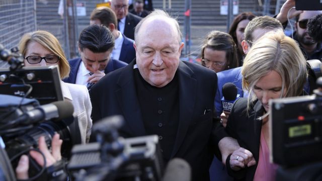 Надбискуп Филип Вилсон напушта суд, прате га новинари