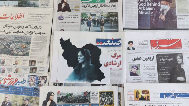 Irańskie gazety sprzedawane w Teheranie pokazują zdjęcia Mahsy Amini 18 września 2022 r.