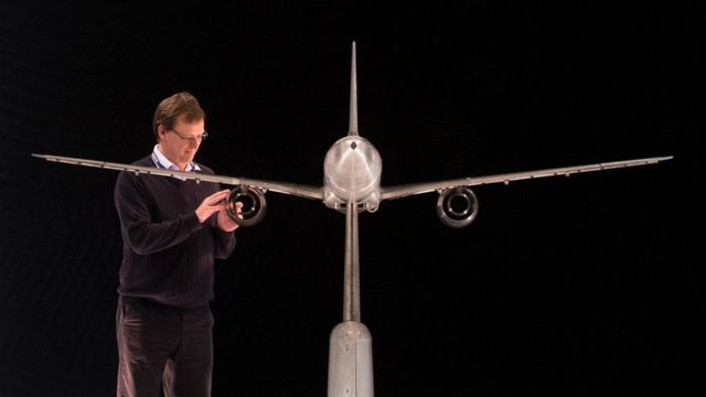 Ипытания модели лайнера Airbus в аэродинамической трубе