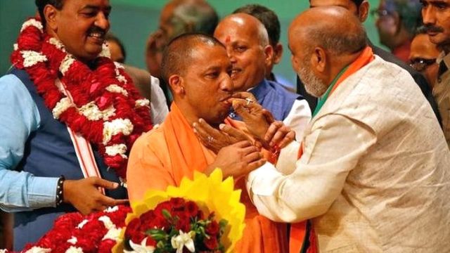 मुख्यमंत्री बनने के बाद योगी का मुंह मीठा करते उनके विधायक (18 मार्च 2017 की तस्वीर)